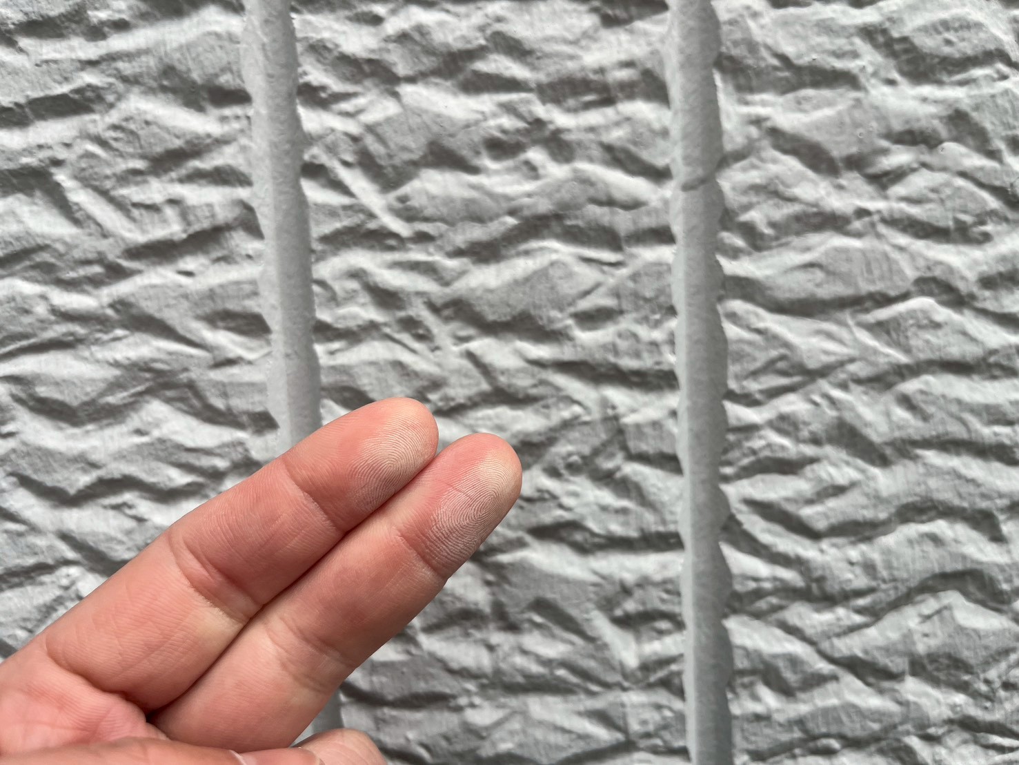 チョーキングが発生している白いサイディング